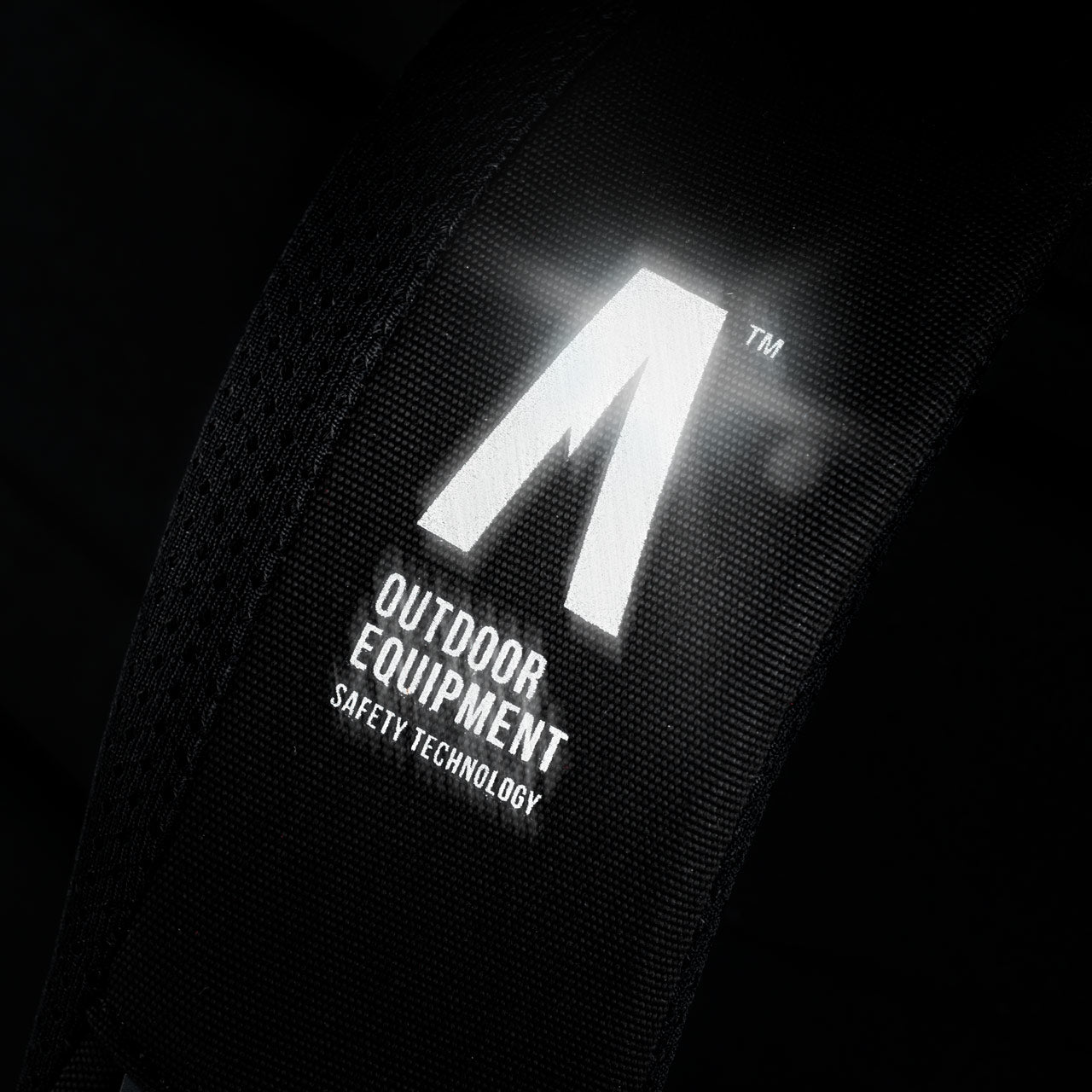 Mochila original de Alpinus al mejor precio ⭐ Ropa deportiva cómoda y de buena calidad ➡️ Descubre nuestra tienda Depor8 | Mochila Alpinus Tijuca Travel JB43398 negro ideal para llevarla a viaje o al trabajo