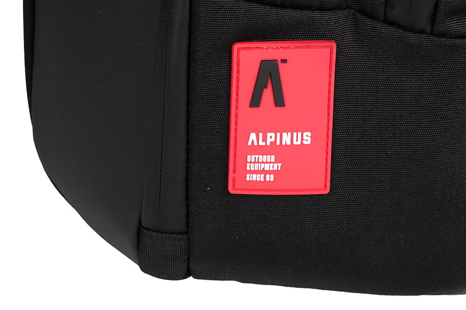 Mochila original de Alpinus al mejor precio ⭐ Ropa deportiva cómoda y de buena calidad ➡️ Descubre nuestra tienda Depor8 | Mochila Alpinus Tijuca Travel JB43398 negro ideal para llevarla a viaje o al trabajo