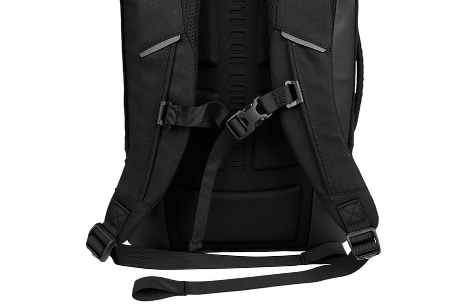 Mochila original de Alpinus al mejor precio ⭐ Ropa deportiva cómoda y de buena calidad ➡️ Descubre nuestra tienda Depor8 | Mochila Alpinus Tijuca Travel JB43398 negro ideal para llevarla a viaje o al trabajo
